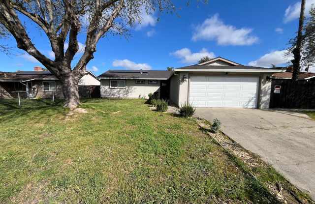 4 bed 2 bath with landscaping and pest control included available now in North Highlands. photos photos