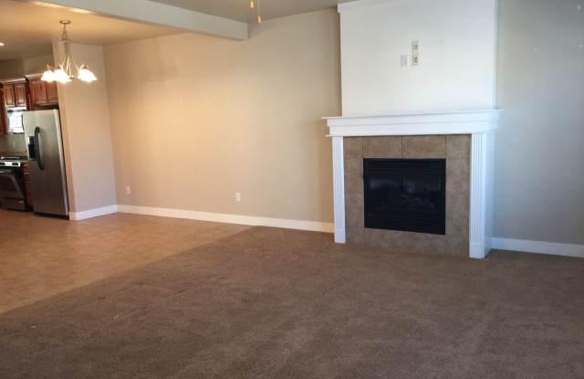 Gorgeous 3 Bedroom with a Den in Sandy! Gallery 4