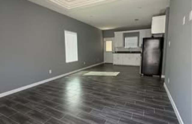 2922 W Driftwood St Gallery 3