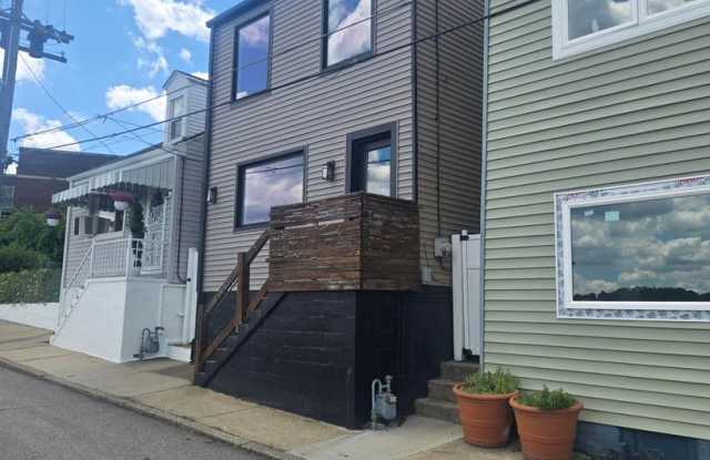 Charming 2-Bedroom Pittsburgh Home with Hardwood Floors, Central Air & Private Deck photos photos