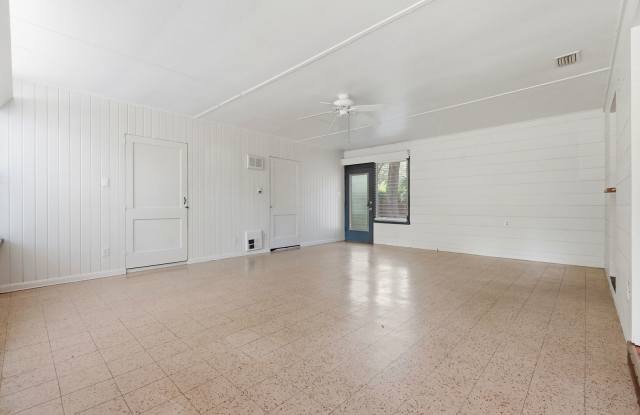 Charming Mid Century Modern Home/Fenced Yard/Lawn Care Included Gallery 4