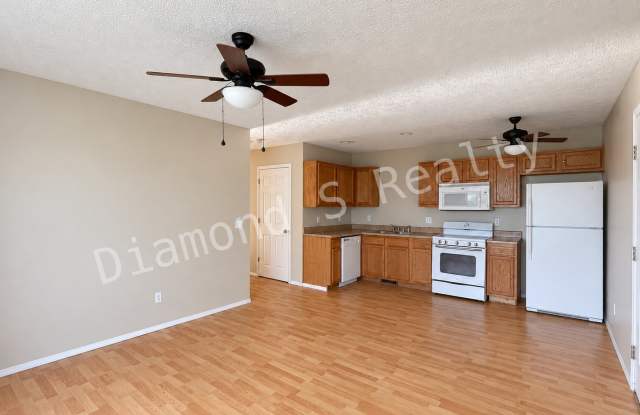Nice 3 Bedroom Duplex Available Early October! Gallery 4