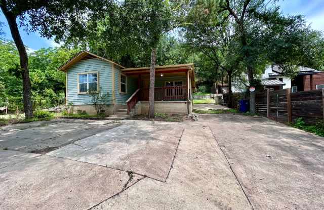 2808 Oak Springs 78702 | 2 Bed 1 Bath $1795 - 2808 Oak Springs Drive, Austin, TX 78702