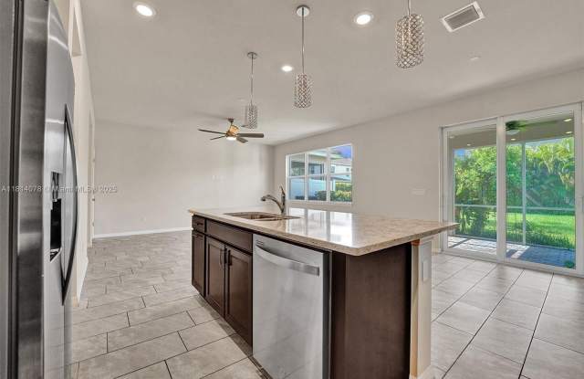 4764 Eucalyptus Dr photos photos