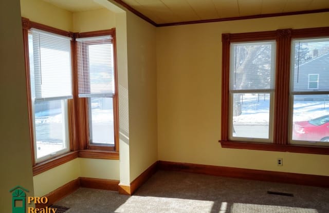 1002 4th St E - 1002 East 4th Street, St. Paul, MN 55106