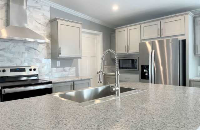 1005 Cloverleaf Circle Gallery 2