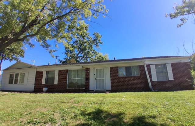 1709 Crestview Dr - 1709 Crestview Drive, Danville, IL 61832