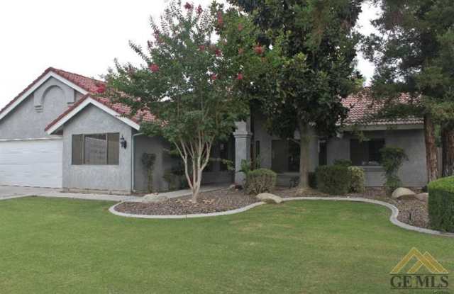 Spacious 4 Bedroom / 2 Bathroom House in The Oaks! Gated Pool! photos photos