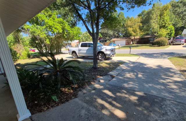 Charming 2 Bedroom 1.5 Bath for Rent Gallery 3