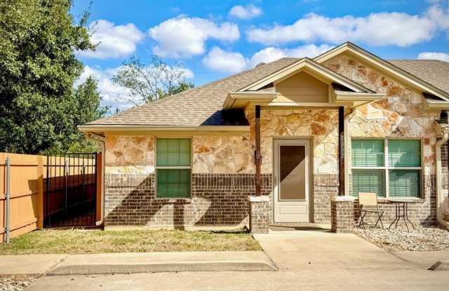 1002 S Jackson Street - 1002 South Jackson Avenue, McGregor, TX 76657