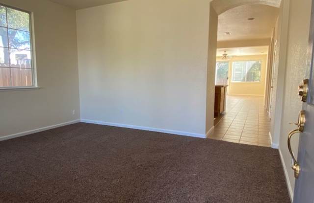 Available Sept 1st. Nice Roseville home with large yard! Gallery 3