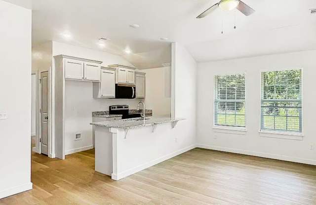 Move-In Ready 3-Bed Duplex in Lawton - Pet Friendly photos photos