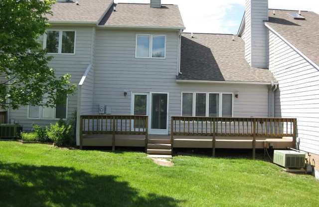 2 Bedroom 2.5 Bath Townhouse with 2 Car Garage Gallery 3