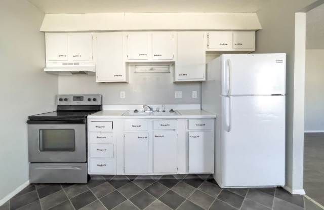 Flats near Walking Trails and Parks - 1703 East 14th Street, Muncie, IN 47302