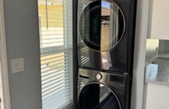 REMODELED 2 BEDROOM/ 1 BATH FOR LEASE Gallery 2