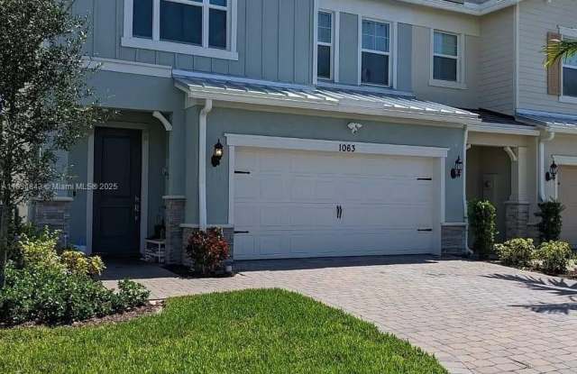 1063 Eucalyptus Dr photos photos