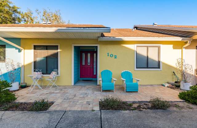 Beautifully Maintained 2-Bedroom, 2-Bath Villa in Tarpon Springs - 102 Anclote Road, Pinellas County, FL 34689