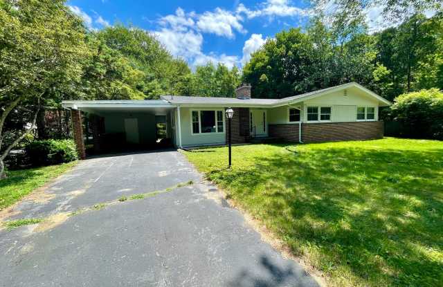 Lovely 3- Bedroom House in Old Lyme! - 65 Rogers Lake Trail, New London County, CT 06371