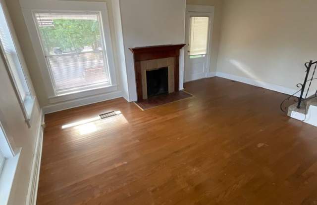 4 BED HISTORIC BLOOMINGTON HOUSE!! *AVAILABLE AUGUST 2028* Gallery 4