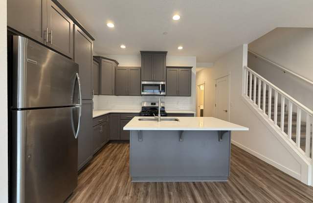 Contemporary 3 Bedroom Townhouse with Gas Kitchen, Center Island, Walk-In Closet & Private Patio Gallery 4