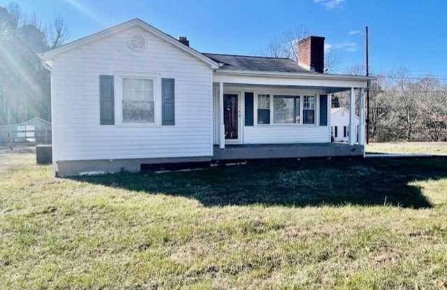 Welcome to this charming 2-bedroom, 1-bathroom house located in the desirable city of Charlotte, NC photos photos