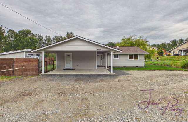 3 Bedroom Home with Fenced Yard For Rent Gallery 3