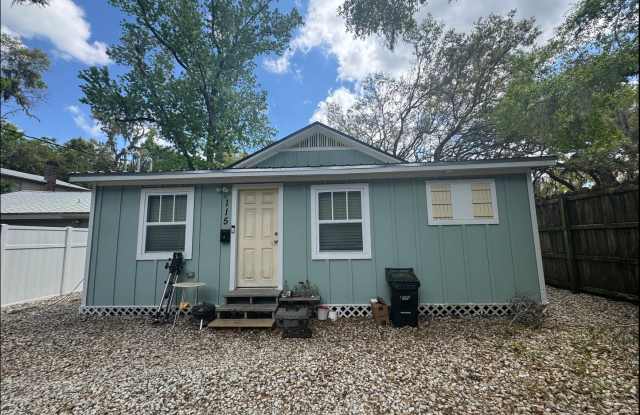 FRESHLY PAINTED - Spacious 1BR/1BA Near UF | Granite Counters, W/D, Private Parking | 2026–2027 Gallery 1