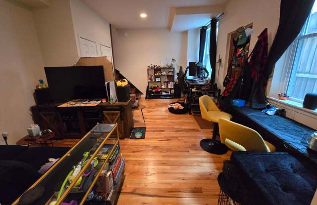 DELIGHTFUL NORTHERN LIBERTIES TOWNHOUSE AVAILABLE AUGUST 10 photos photos