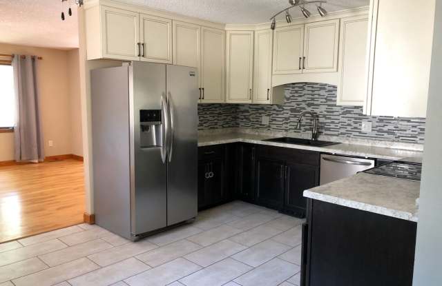 $2900|5 Bedroom 3 Bath |Fenced Backyard| Deck| Laundry| Basement Gallery 4