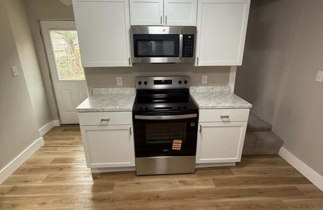 Remodeled 3-Bedroom 1.5 Bathroom Home  with Partially Fenced Backyard Gallery 4