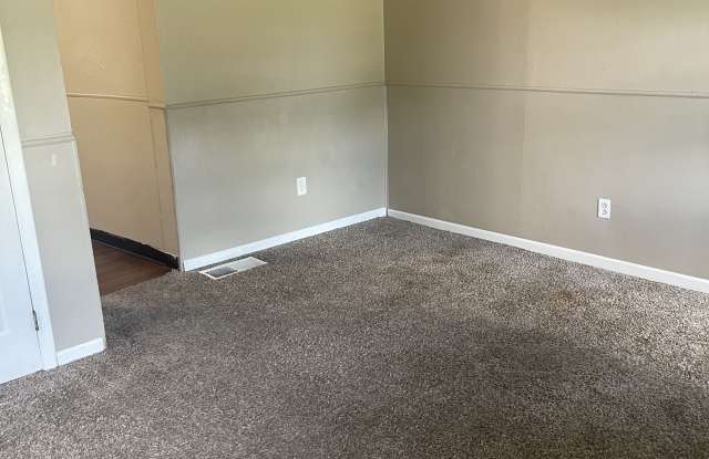 319 W Washington Ave - 1 photos photos