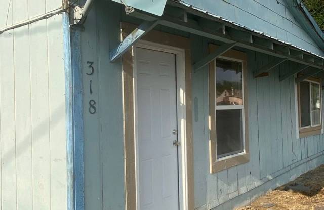 318 Front St - 318 East Front Street, Merrill, OR 97633