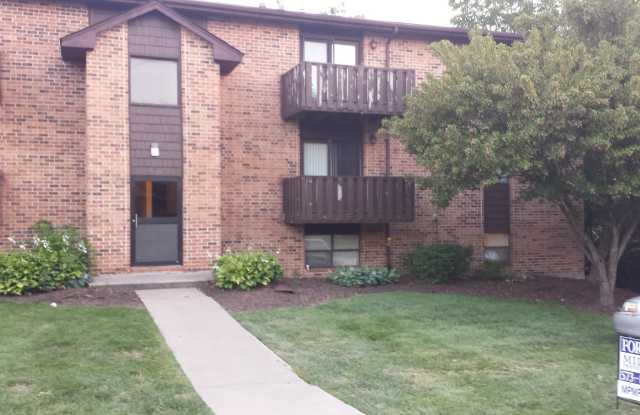 2 bd,1 ba top level Smithton condo, w/d, deck overlooking trees by Broadway and Hwy 63 photos photos