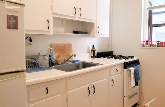 Large studio in a prime location by the Green Line in Brighton! photos photos