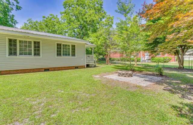 Charming 3BR House in Whiteville Gallery 4