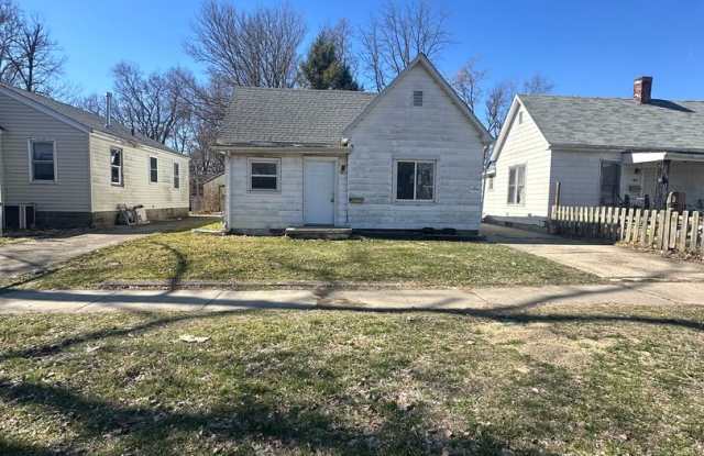 2 bed 1 bath update home with original hardwood - 2111 South 15th Street, Springfield, IL 62703