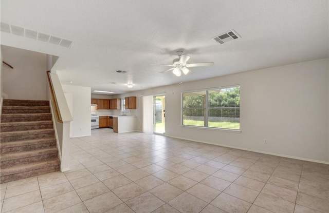 Large 4 Bedroom Home Near Major Conveniences Gallery 4