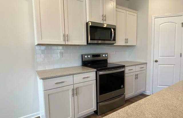 Room in 4 Bedroom Home at Planters Trace Ln Gallery 3