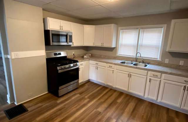 3 Bedroom, 2 Bathroom Home for Rent – 915 Farnam St., Davenport, IA 52803 photos photos