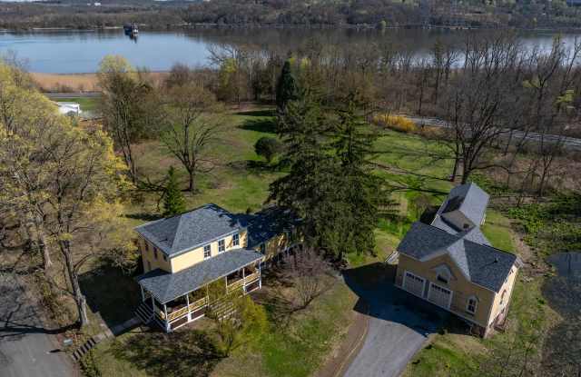 51 South Washington Street Carriage House - 51 South Washington Street, Athens, NY 12015