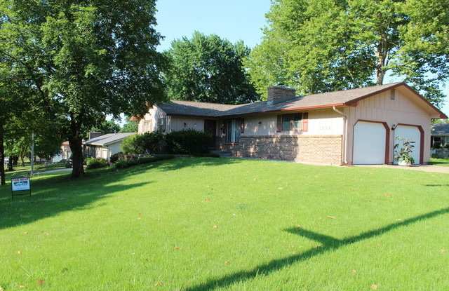 4 Bedroom, 3 Bath west side home, walking distance to Amanda Arnold Elementary! - 1305 Overlook Drive, Manhattan, KS 66503