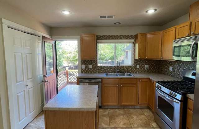 2 bed 2 bathroom 2 miles from the Hospital and OIT photos photos