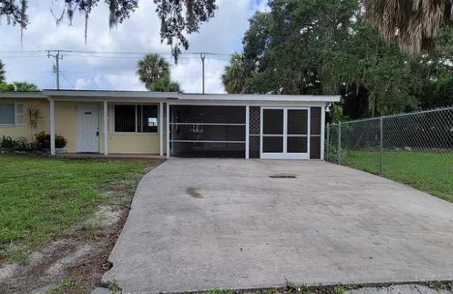 2483 Lakeshore Cir photos photos