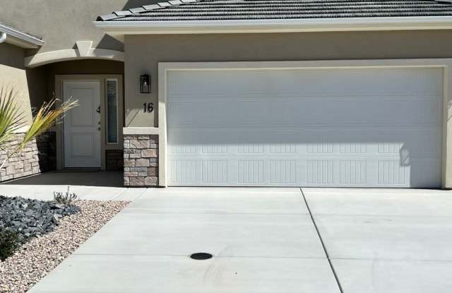 Beautiful like new townhome, 3 bedroom, 2.5 bath, 2 car garage! Gallery 3