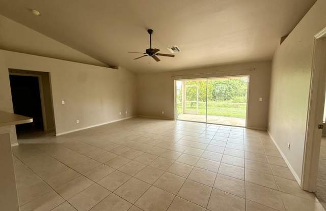 4129 NE 19th Place Gallery 3
