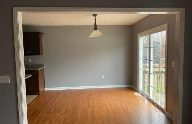 MAKE THIS BEAUTIFUL 3 BED, 2.5 BATH YOUR NEW HOME LOCATED IN THE CONVENIENT ELIZABTHTOWN LOCATION Gallery 4