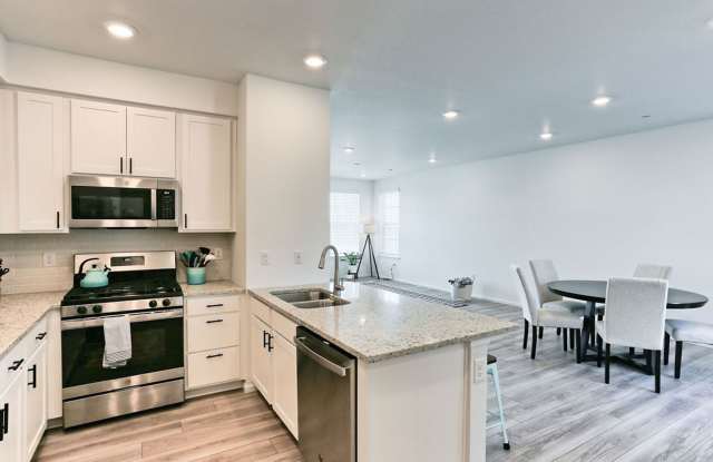 MOVE-IN READY 3BD/3BA HOME IN MOSAIC! Gallery 1