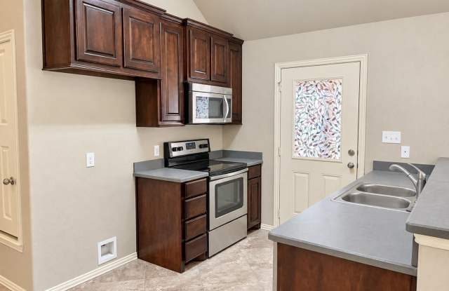 Beautiful Home in Western Hills Harbor Gallery 4