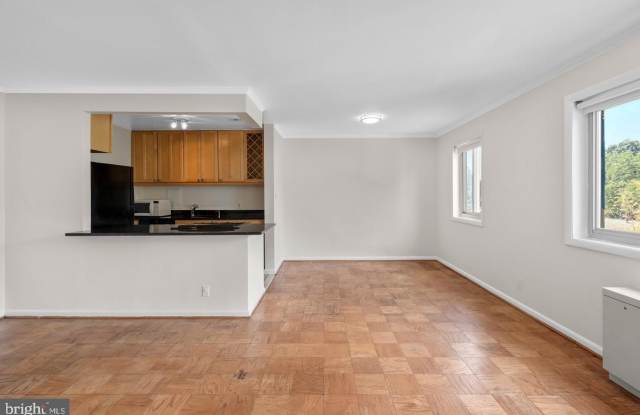 4570 MACARTHUR Boulevard NW Gallery 4