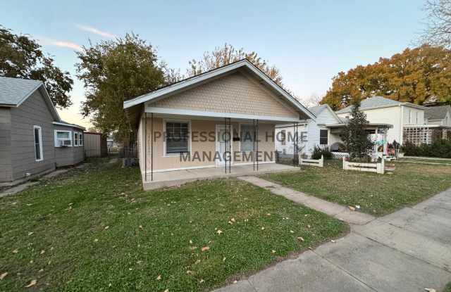 Spacious Home in Newton - 2 Bed/1 bath - 214 West 9th Street, Newton, KS 67114